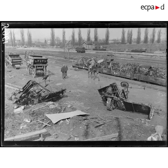 Verdun. La gare. Chargement de machines agricoles. [légende d'origine]