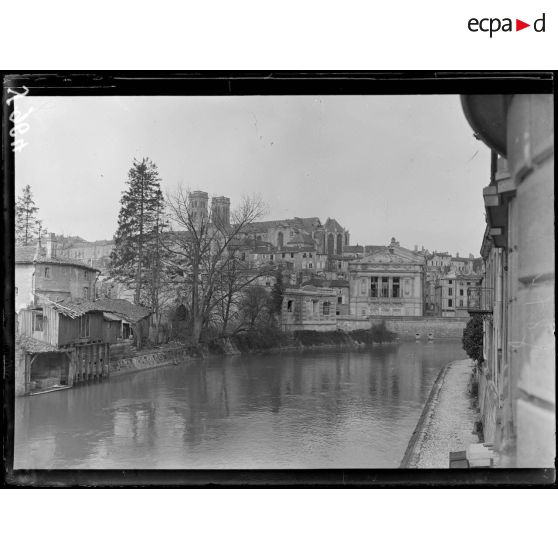 Verdun. La cathédrale et le théâtre. [légende d'origine]