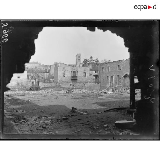 Verdun. Intérieur d'une usine détruite. [légende d'origine]