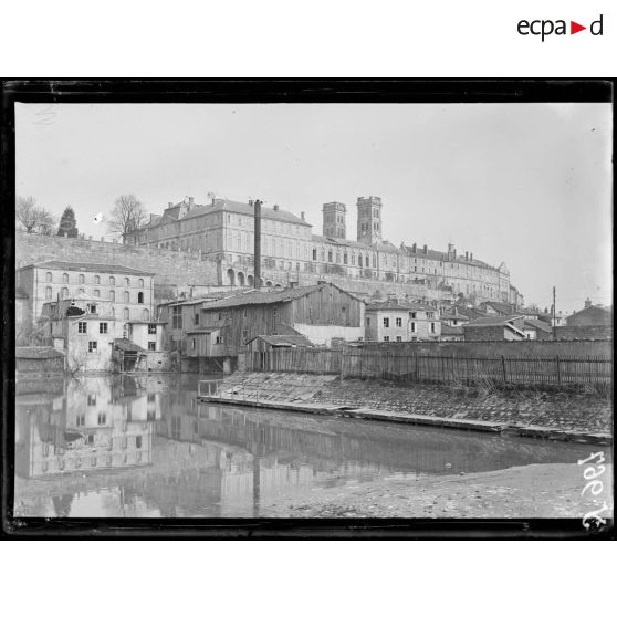 Verdun. Vue prise sur le fleuve. [légende d'origine]