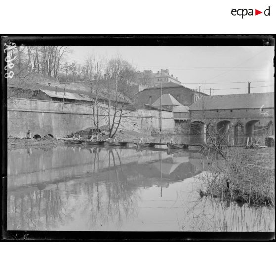 Verdun. Pont de bateaux. [légende d'origine]