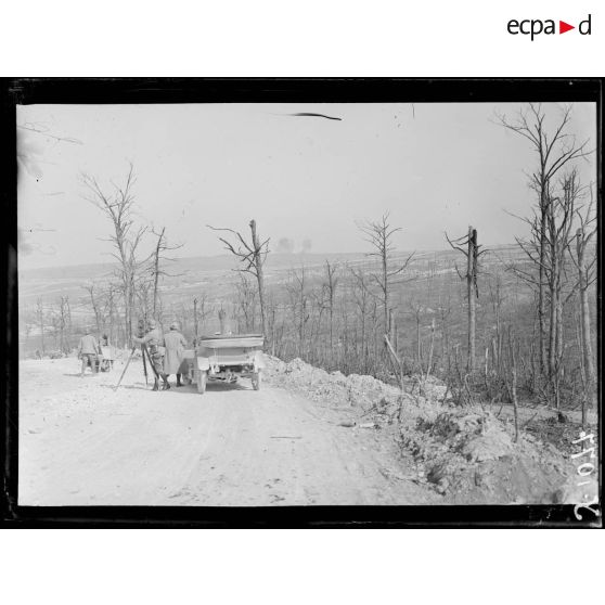 Région de Verdun (Meuse). Le Bois Buis. Eclatement d'un obus sur la côte Froide-Terre. [légende d'origine]