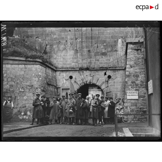 Verdun, mission canadienne devant la citadelle. [légende d'origine]