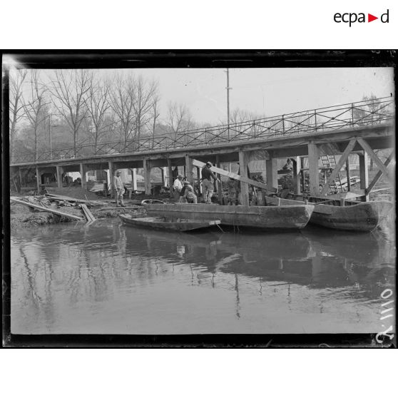 Verdun. Réparation du pont de la Chaussée ayant fléchi de 0m30. [légende d’origine]