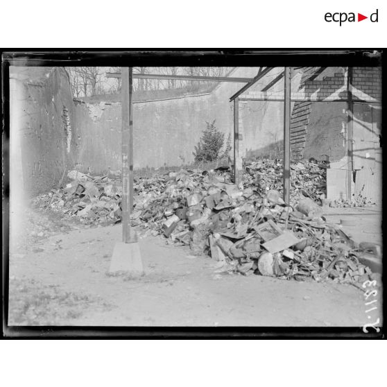 Verdun, citadelle. Le hangar aux ferrailles. [légende d'origine]