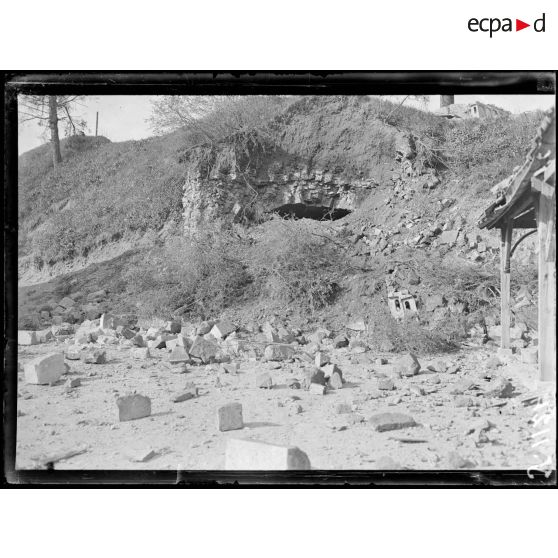 Verdun, citadelle. Voûte atteinte par un 380 (bombardement du 12 mai 1917). [légende d'origine]