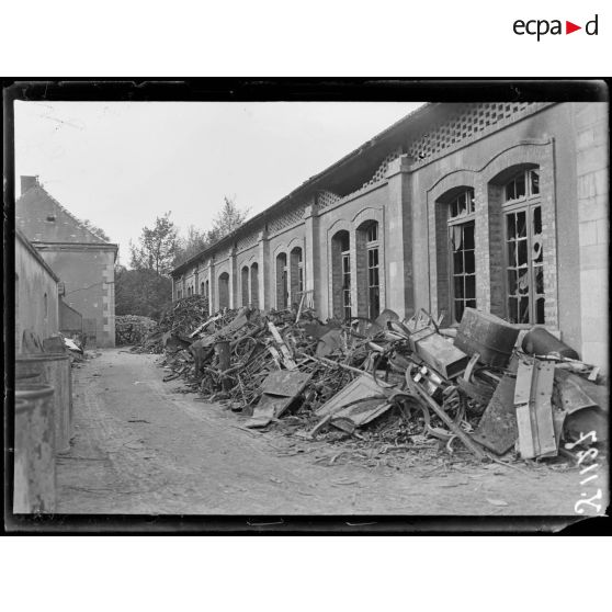 Verdun, citadelle. La cour et le bâtiment aux ferrailles. [légende d'origine]