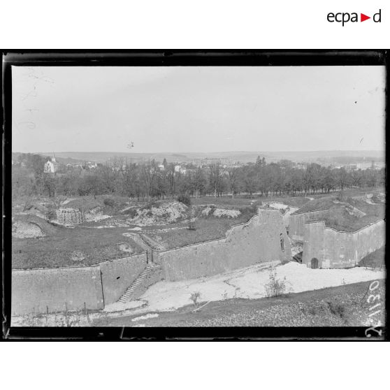 Verdun, citadelle. Vue d'ensemble des remparts, prise de la citadelle. [légende d'origine]