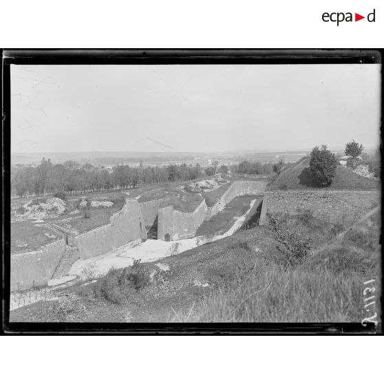 Verdun, citadelle. Vue d'ensemble des remparts, prise de la citadelle. [légende d'origine]