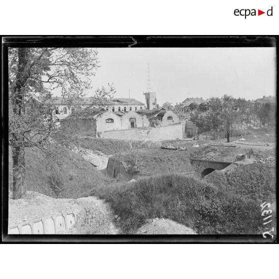 Verdun. Vue des bâtiments bombardés le 12 mai 1917. [légende d'origine]