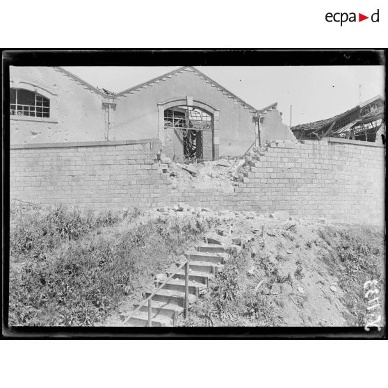 Verdun, citadelle. Eclat d'obus sur le mur de la citadelle. [légende d'origine]