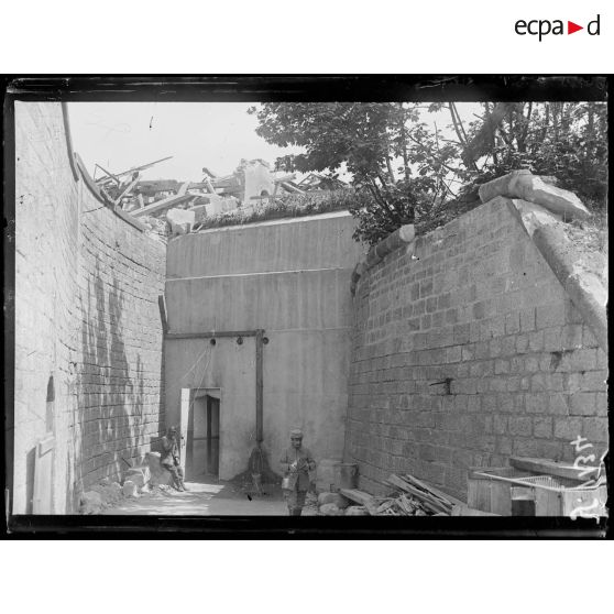 Verdun, citadelle. Entrée de la casemate D après le bombardement. [légende d'origine]