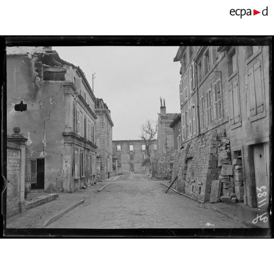 Verdun. Maison bombardée rue des jardins. [légende d’origine]