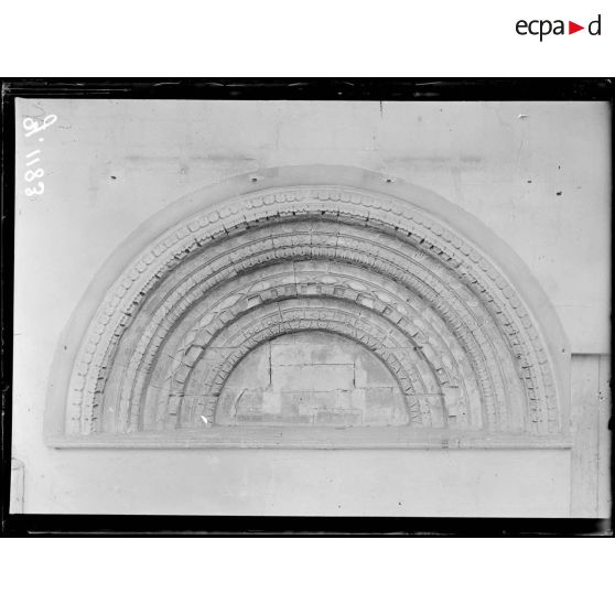 Verdun. Tympan de l’ancienne porte St Jean. [légende d’origine]