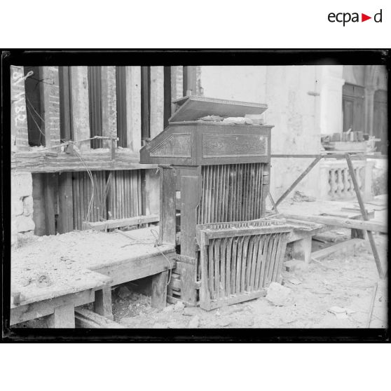 Verdun. Cathédrale. Harmonium derrière le choeur. [légende d’origine]