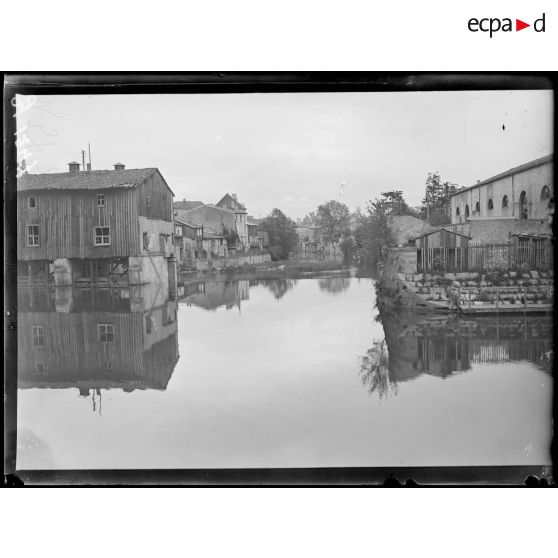 Verdun. Le moulin et les bords de la Meuse. [légende d’origine]