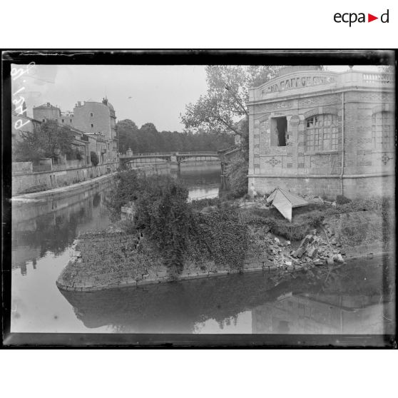 Verdun. Vue sur la Meuse prise du quai de la Comédie. [légende d’origine]