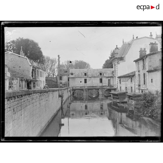 Verdun. Vue du quai St Airy. [légende d’origine]