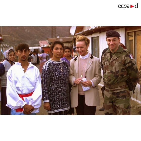 Renée Vincent, le lieutenant-colonel Giraud, COM BAT-ACM, l'institutrice du camp et un jeune danseur rom.