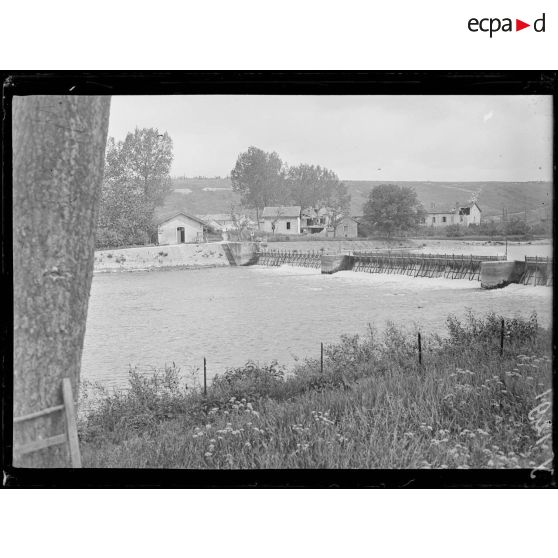 Belleville (Meuse). Maisons bombardées et la côte de Belleville. [légende d'origine]