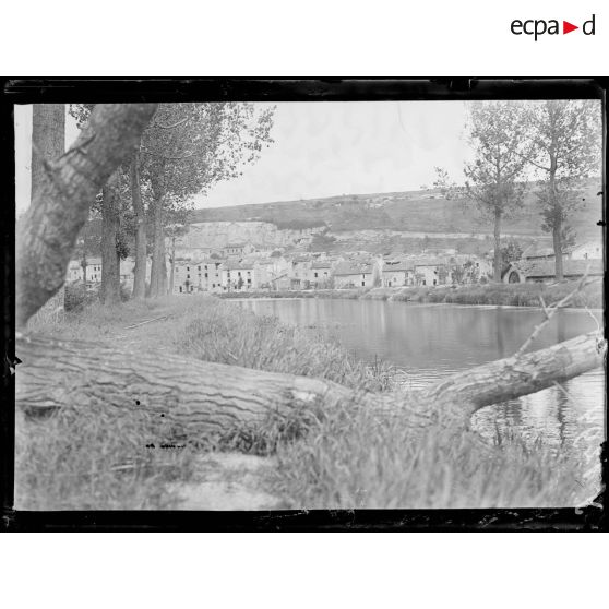 Belleville (Meuse), vu à travers les arbres fauchés sur le bord du canal. [légende d'origine]