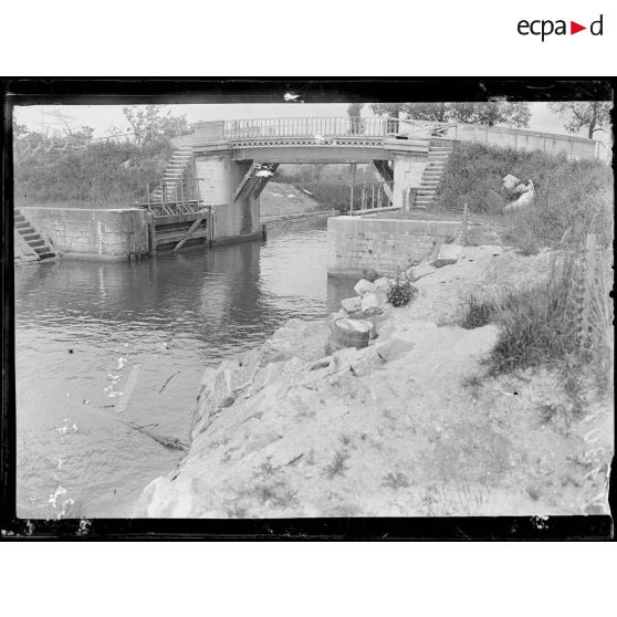 Belleville (Meuse). Le pont du canal et le ponton bombardé par un 380. [légende d'origine]