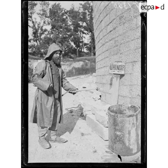 Verdun (Meuse). Corvée de désinfection. [légende d'origine]