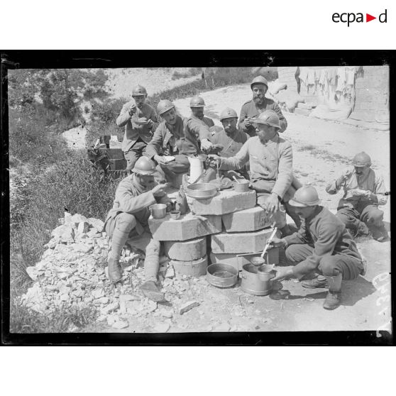 Verdun (Meuse). Le déjeuner des guides. [légende d'origine]