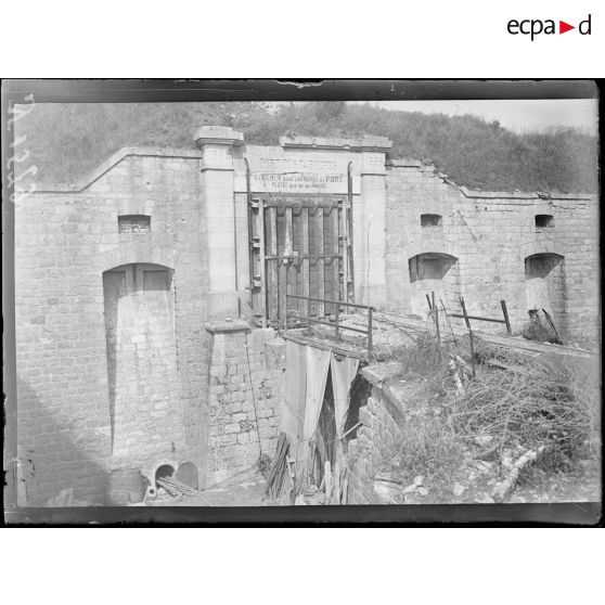 Fort des Paroches (Meuse). L'entrée du fort. [légende d'origine]