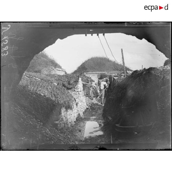 Fort des Paroches (Meuse). Les travaux dans les fossés. [légende d'origine]