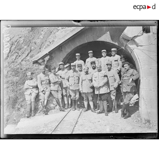 Fort de Troyon (Meuse). Groupe des officiers. [légende d'origine]