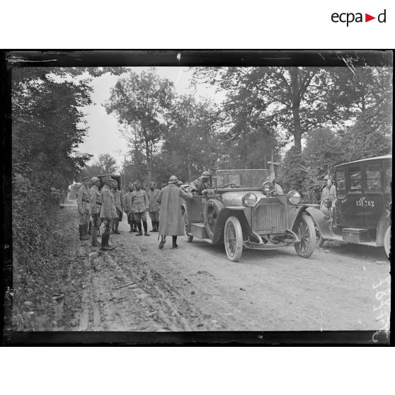 Bois de Béthelainville (Meuse). Le général Guillaumat rentrant de sa visite aux troupes. [légende d'origine]