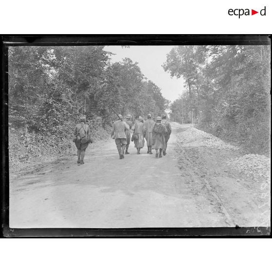 Route de Béthelainville (Meuse). Troupes allant au ravitaillement. [légende d'origine]