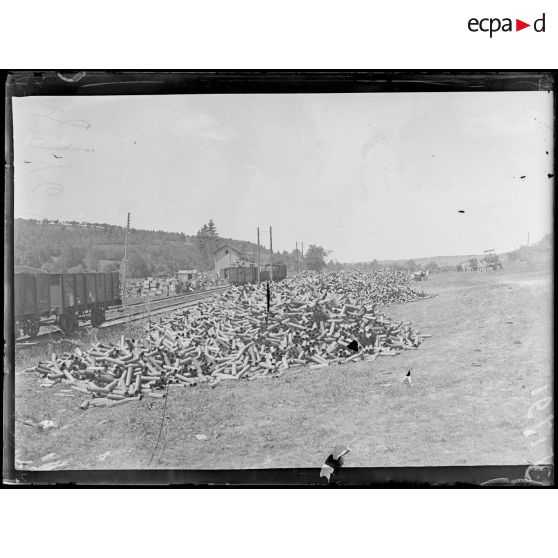 Dombasle (Meuse). A la gare, douilles de 75 après l'offensive. [légende d'origine]