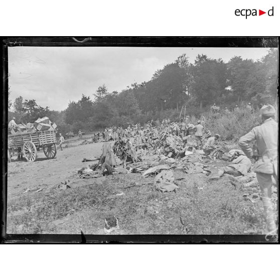 Bois de Béthelainville (Meuse). Les troupes au repos. [légende d'origine]