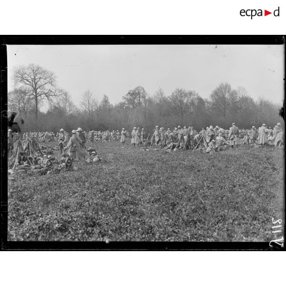 Environs de Clermont (Oise). Près de la route de Clermont à Compiègne, le 316e au repos. [légende d'origine]