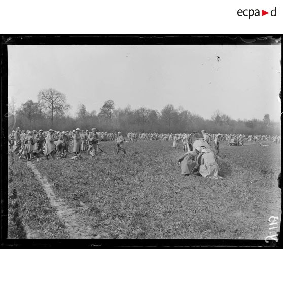 Environs de Clermont (Oise). Près de la route de Clermont à Compiègne, le 316e au repos. [légende d'origine]