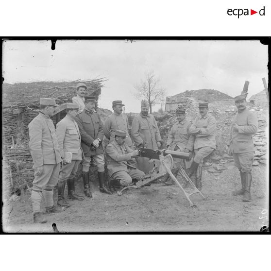 Près de Mareuil-la-Motte (Oise). Groupe d'officiers devant la carrière Mallet. Au milieu, mitrailleuse allemande. [légende d'origine]