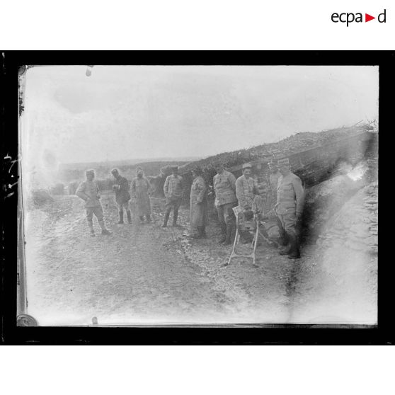 Près de Mareuil-la-Motte (Oise). Cantonnement aux environs des carrières Mallet. Groupe d'officiers. Mitrailleuse allemande à droite. [légende d'origine]