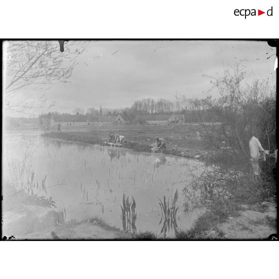 Au parc d'offémont (Oise). Soldats lavant leur linge. [légende d'origine]