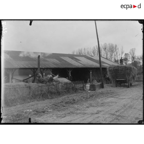 Environs de Clermont (Oise). Les travaux des champs. Batteuse mécanique et déchargement de voiture de paille. [légende d'origine]