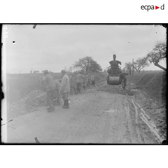 Route de Clermont (Oise) à Compiègne. Empierrement de la route par la troupe. [légende d'origine]