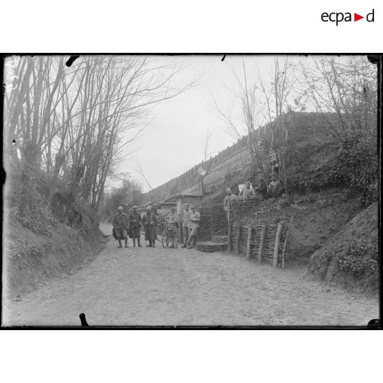 Mareuil-la-Motte (Oise). Abris de soldats sur la route près Mareuil. [légende d'origine]