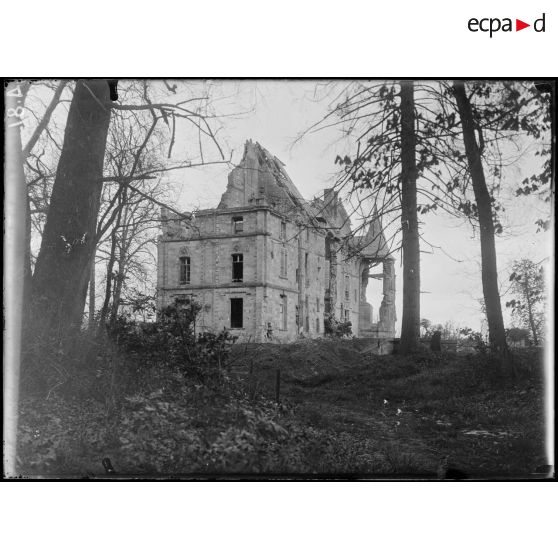 Plessis-de-Roye (Oise). Le château. Façade principale et la tour. [légende d'origine]