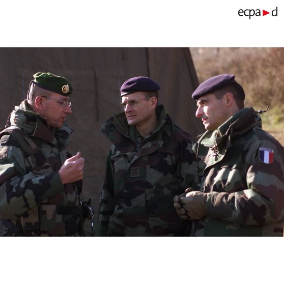 Le lieutenant-colonel du 2e REI, chef OPS BAT-FRA, le lieutenant-colonel son adjoint et le lieutenant-colonel chef du CO EM BMN-N.