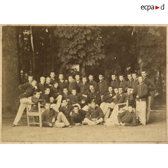 1880-1881. Les élèves de la 2de Section de la 1re compagnie à Mr Flavin. Rhétorique 1re année. Section A. [...]. [légende d'origine]