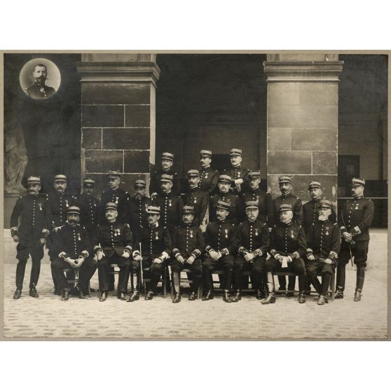 Centre des hautes études militaires. Groupe du général Brun (1911). Photographe : Pierre Petit. [légende d'origine]