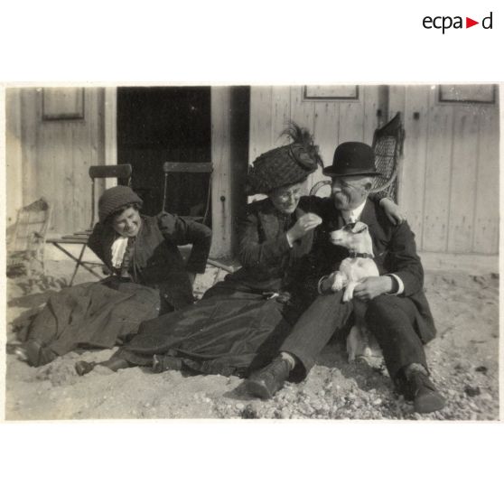 Wimereux, septembre 1910 - Lucie, Madeleine, Moi et Chic (le chien). [légende d'origine]