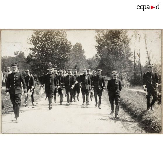 Saumur 1912 - Pont des Gastines - Les sénateurs en marche pour la gloire (Mesple). [légende d'origine]