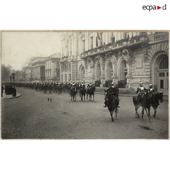 Revue du 14 juillet 1914 - Colonel Mesple à la tête du 8e Cuirassiers. [légende d'origine]